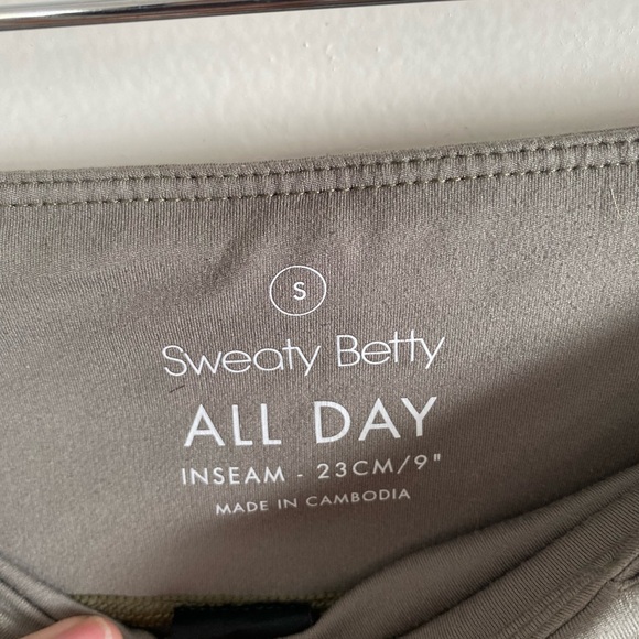 Green Sweaty Betty compression shorts - Picture 2 of 4